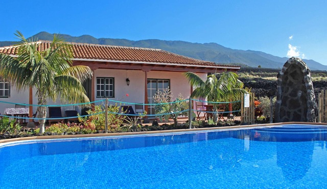 Independent holiday home in La Palma with a community pool
