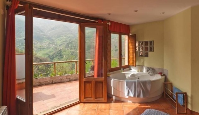 Jacuzzi, fireplace, barbecue and spectacular view