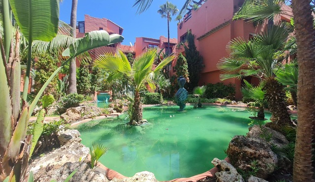 Luxury 2-bed Apartment Elviria - Pool, Sauna & gym