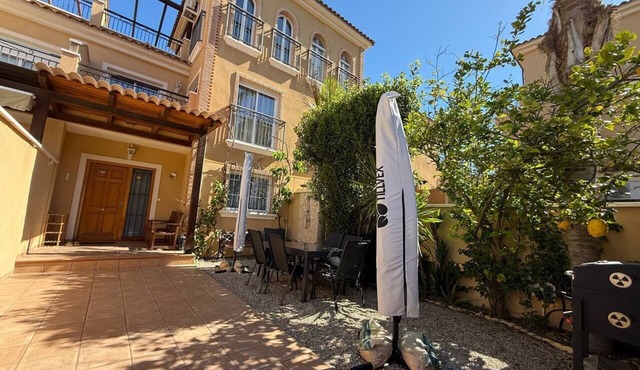 luxury-2 minutes walk to the beach!