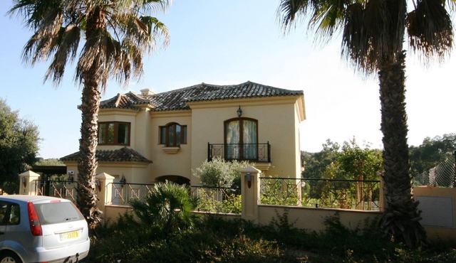 Luxury large private detached villa with pool & games room in quiet area