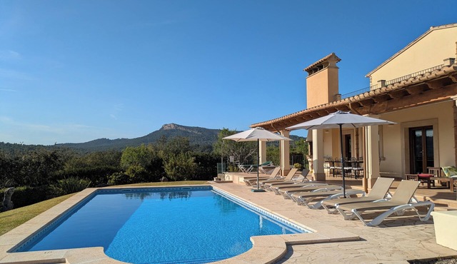 Mallorcan house with pool, garden, barbecue and WIFI near the beach