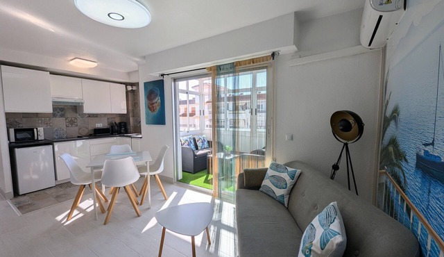 Modern Apartment 450m from the Beach with Shared Pool, Wi-Fi & Air Conditioning