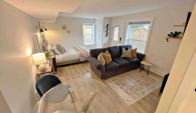 Modern studio with soft tub -Ratcliffe Guest Suite in Duncan