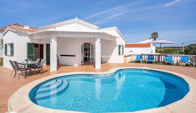 Modern villa with private pool, AC, WIFI, sleeps 6, 10 min to beach and centre