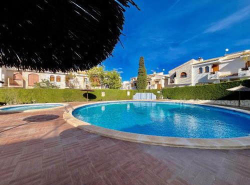 Moderna casa con terraza y piscina R122 by Novadesta