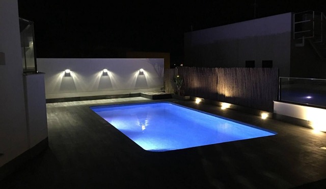 Moderna y Cálida Villa con Espectaculares Vistas a Sevilla