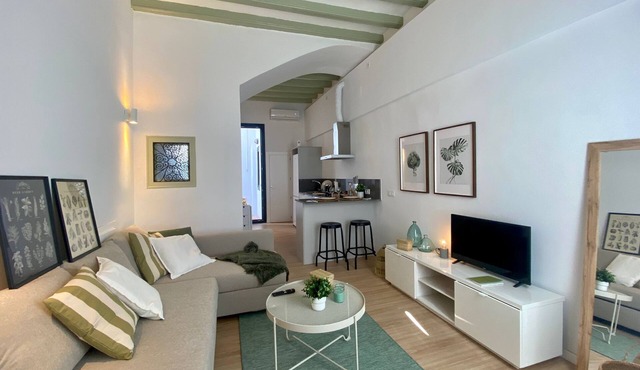 Nice 1 bedroom apartment with small inner courtyard 10 min. from the beach