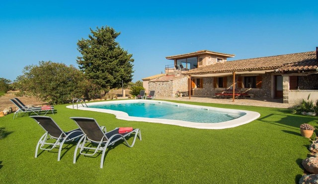 Nice home in Buger with private swimming pool, can be inside or outside