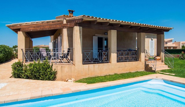 Nice home in Sa Rapita with private swimming pool, can be inside or outside