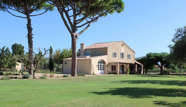 Peace and elegance in a Catalan country house with a pool, 3 km from the beach.