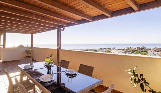 Penthouse with sea views, pool and parking