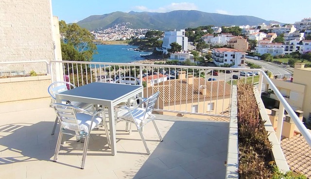 Penthouse with Terrace, 100m from the Beach in Peaceful Grifeu, Llançà