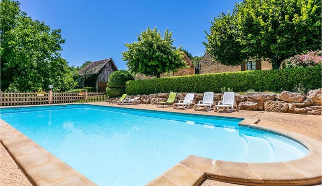 Pet Friendly Apartment in Combas
