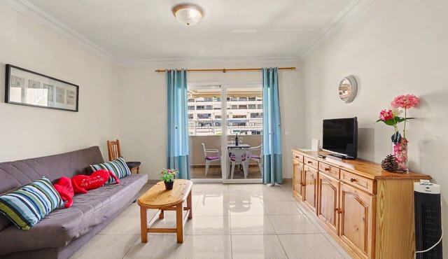 Pleasant Stay in the Heart of Plaza Los Cristianos – Vacation Apartment