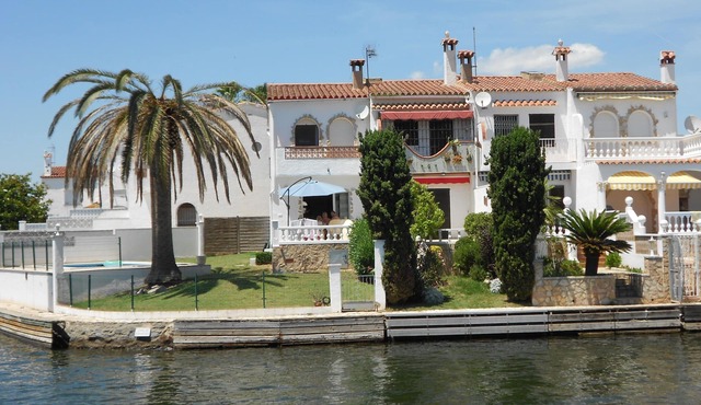 Pretty, lovingly furnished. Fisherman's house on the canal with a great view and boat mooring