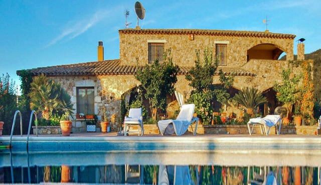 Pretty Villa with Sun Loungers