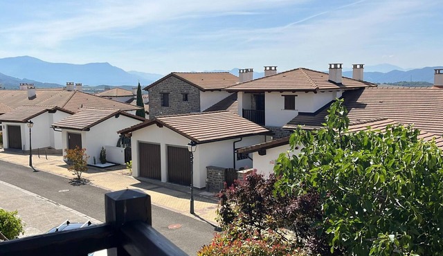 Quiet Duplex with Parking near Jaca