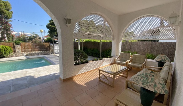 R5 Five-bedroom villa for rent in Comaruga, Costa Dorada