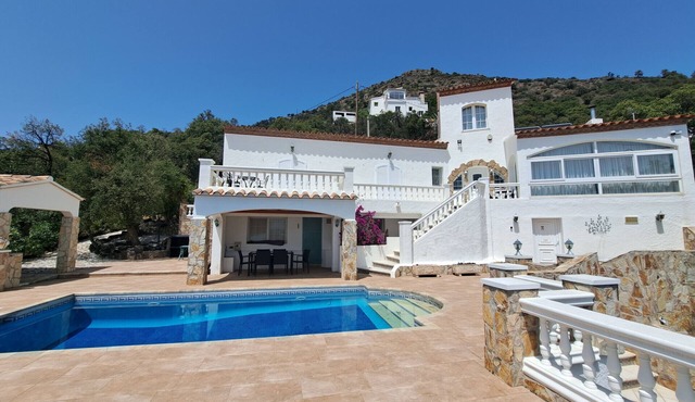 Ref. Cat01 - Cozy villa with stunning sea views