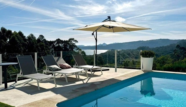 Sea View Apartment with Pool in Galicia