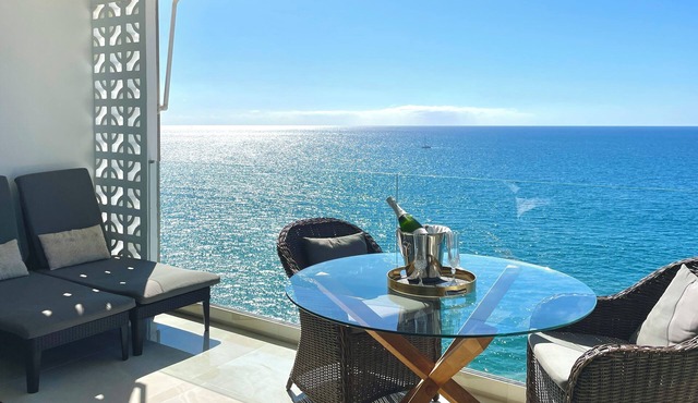 Seaside Bliss: Spectacular Views, Beachfront Haven