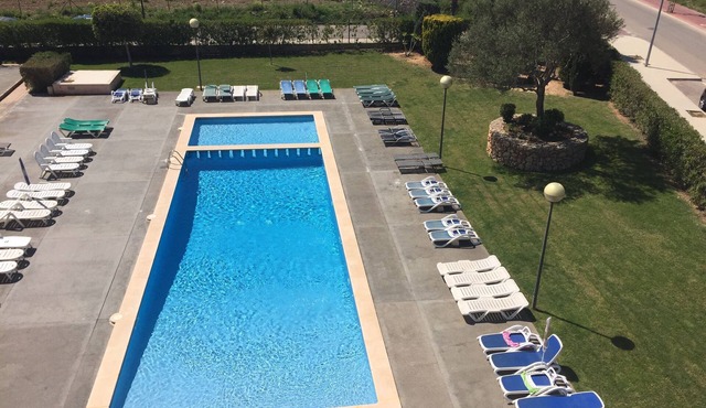 South Facing Penthouse Apt 100m to beach, Mountain Views, WiFi, Roof Sun Terrace