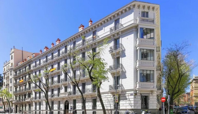 Spacious & Bright 3-Bedroom Apartment in the Heart of Madrid