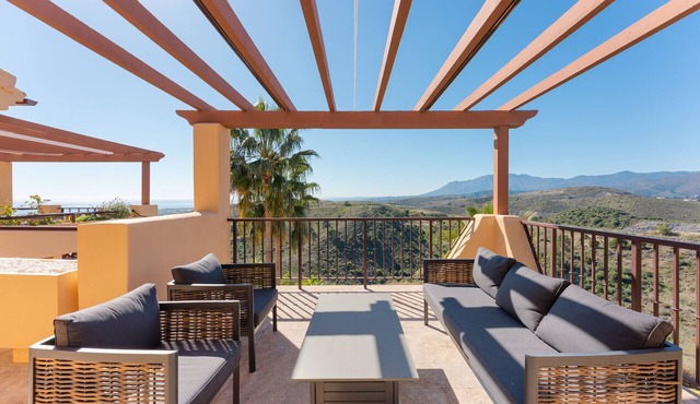 Stunning 3BR Penthouse with Sea Views