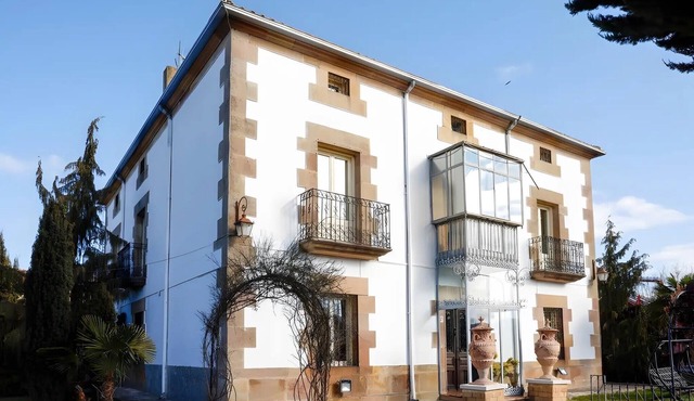 Suite 4 with Mountain Views, Shared Terrace, and Wi-Fi