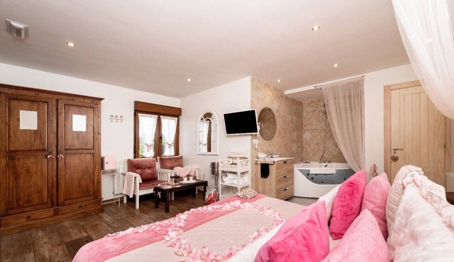 'Suite Rosa' Room with Jacuzzi, Mountain Views, and Shared Terrace