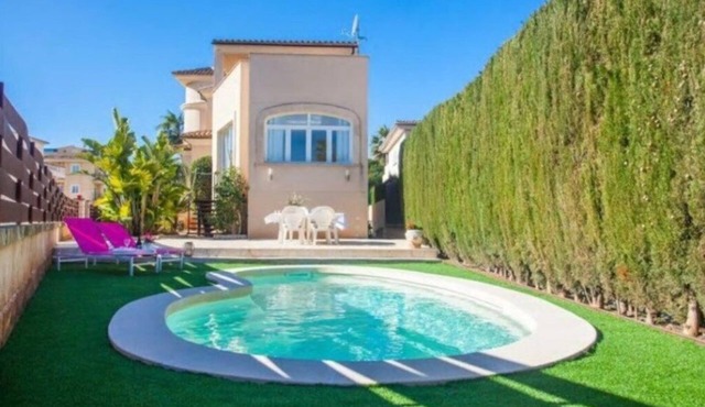 Tasteful holiday home with pool in the middle of Colonia St. Jordi near Es Trenc
