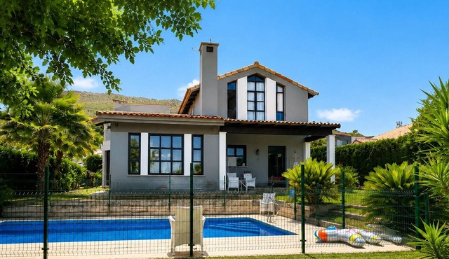 Very nice villa with large garden and private pool