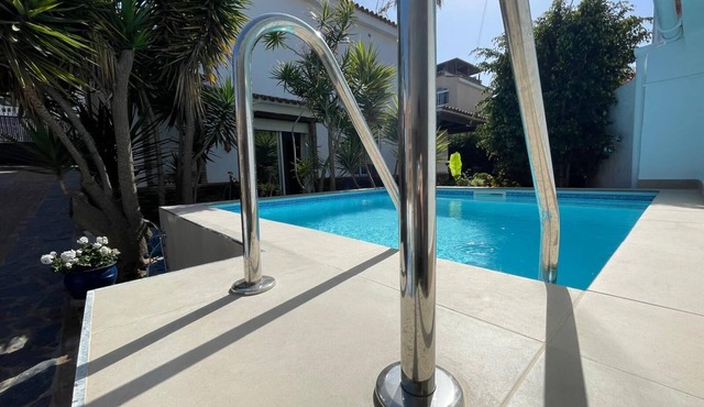 Villa 100 meters from the beach with swimming pool