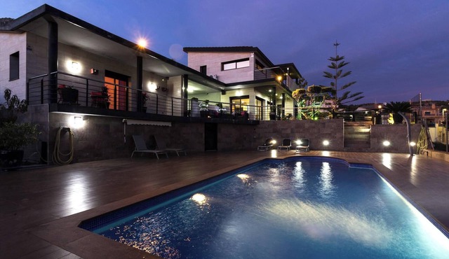 Villa CanLux, Piscina, Vistas, BBQ, 5min playa