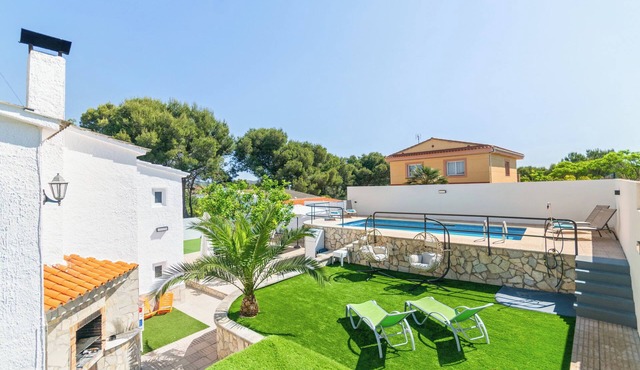 Villa con Piscina Privada y Vistas al Garraf