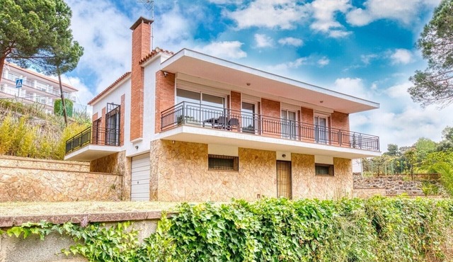 Villa "Costacabana - Lloret" with Shared Pool, Private Terrace & Wi-Fi