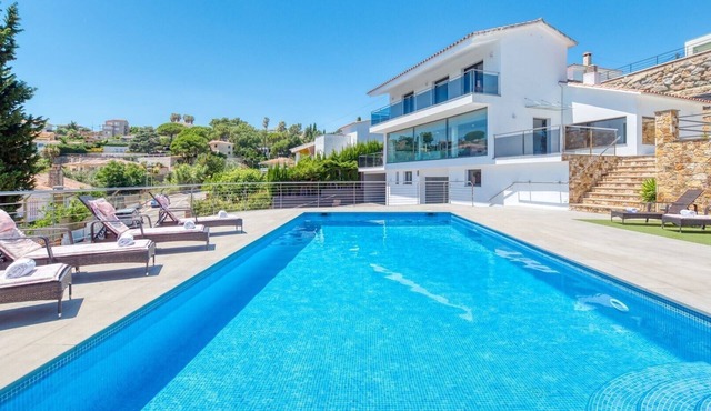 Villa 'Costacabana - Summerdream' with Mountain View, Private Pool & Wi-Fi