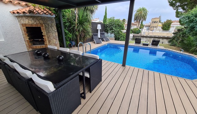 Villa Doris, supperbe villa with private pool and mooring on the canal!