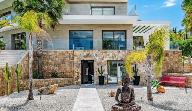 VILLA EOS luxury villa in a quiet location