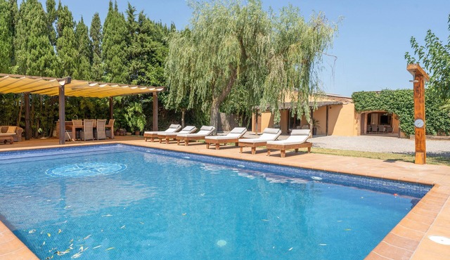 Villa in Llofriu with Pool