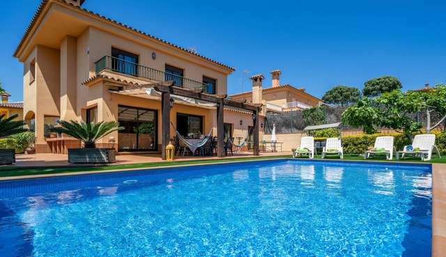 VILLA JARUCO LUX, SWIMMING POOL, NETFLIX, RELAX AND COMFORT