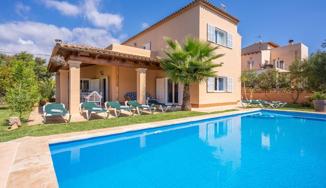 "Villa Manuela" with Infinity Pool, Garden, and Wi-Fi (Tourist Taxes Included)