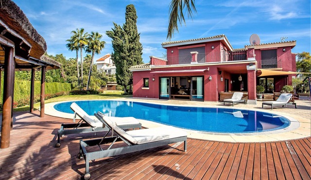 Villa Sunsets - charming villa in residential area in Elviria