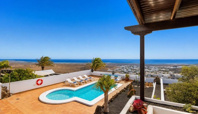 Villa Valiente - Four Bedroom Villa, Sleeps 8