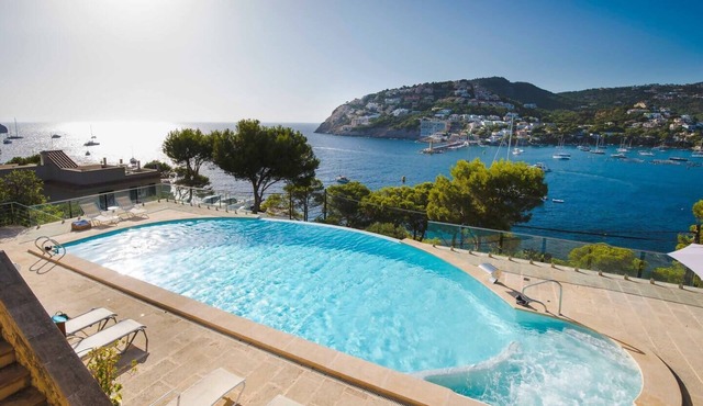 VILLA WITH SEA VIEWS, DIRECT ACCESS TO SEA, SWIMMING POOL AND PERFECT LOCATION