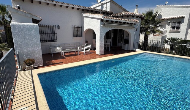 Villa with WLAN, 2 bedrooms, 2 bathrooms, 2 x air conditioning, private pool.