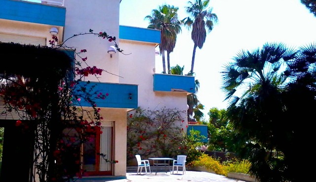 Vintage house in front of the sea for 15 guests