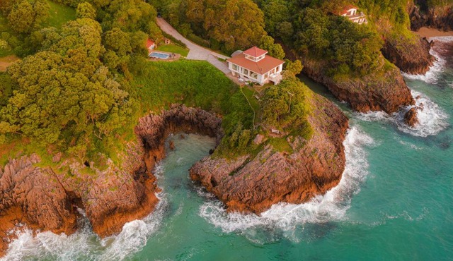 Wishome- Imponente villa sobre el mar con piscina climatizada