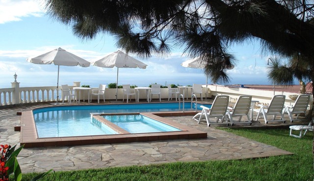 Wohnung mit Panoramaterrasse, Grill und Pool by Interhome